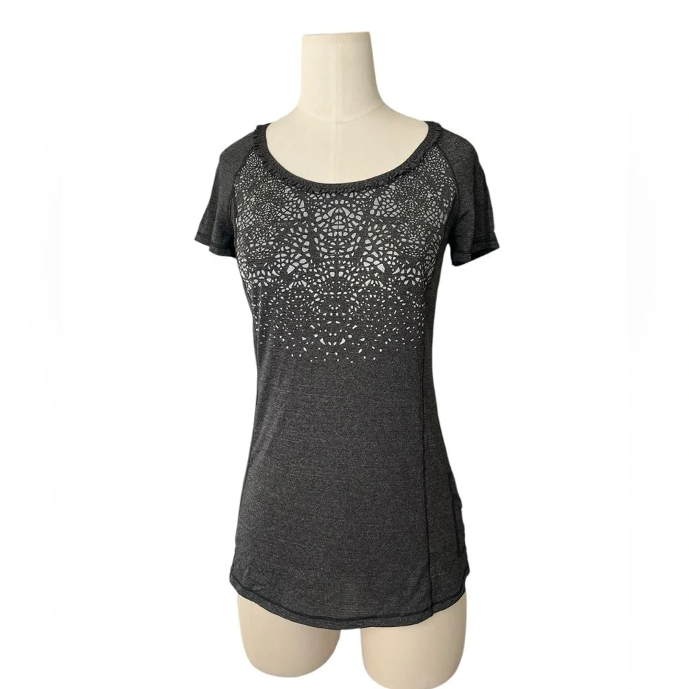 Lululemon sz  6  Gray RUN WILD SHORT SLEEVE TECH SHIRT Reflective Running H12